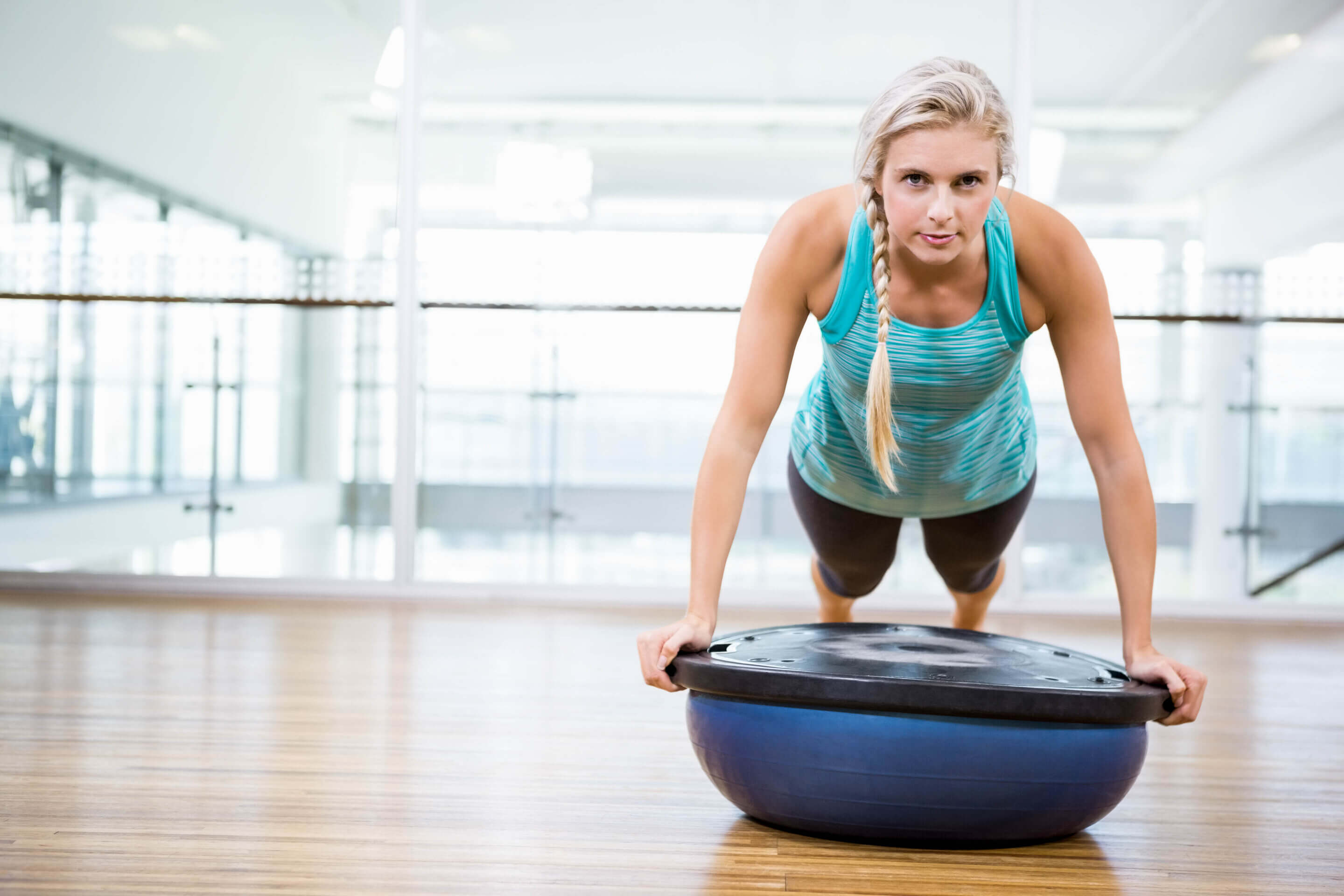 BOSU Topu ile Evde Yapabileceğiniz Vücudunuzda Harikalar Yaratacak 5 Egzersiz